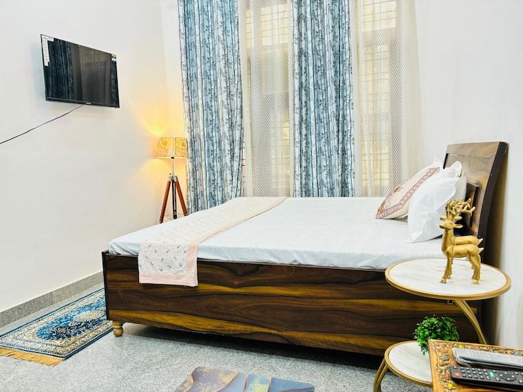 Bedroom, safdarjung enclave 3 Bedroom 200 Sq.Yd. Apartment In Safdarjung Enclave Delhi 9836002