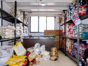  Shop For Rent in Aliganj