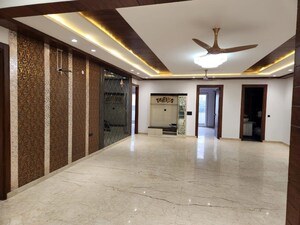 Parking in 4 BHK Builder Floor at Unitech South City 1, South City 1 – for Rent