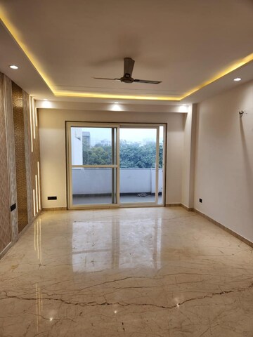 Room in 4 BHK Builder Floor at Unitech South City 1, South City 1 – for Rent