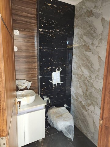 Bathroom in 4 BHK Builder Floor at Unitech South City 1, South City 1 – for Rent