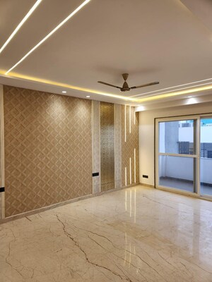 Room in 4 BHK Builder Floor at Unitech South City 1, South City 1 – for Rent