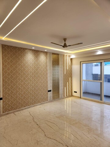 Room in 4 BHK Builder Floor at Unitech South City 1, South City 1 – for Rent