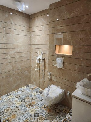 Bathroom in 4 BHK Builder Floor at Unitech South City 1, South City 1 – for Rent