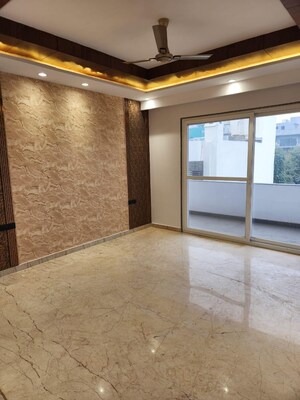 Room in 4 BHK Builder Floor at Unitech South City 1, South City 1 – for Rent