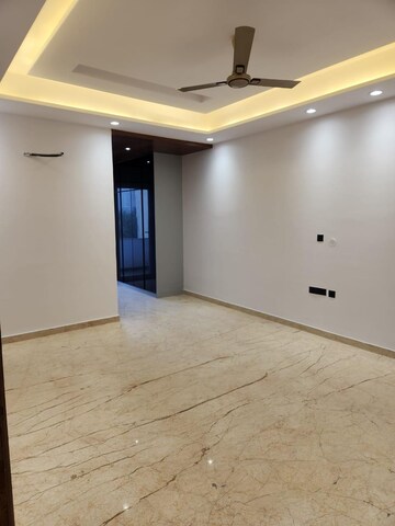 Room in 4 BHK Builder Floor at Unitech South City 1, South City 1 – for Rent