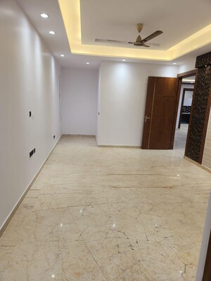 Room in 4 BHK Builder Floor at Unitech South City 1, South City 1 – for Rent