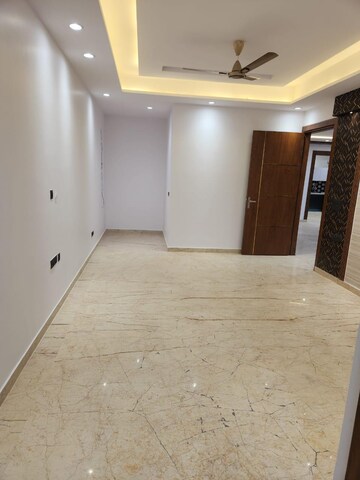 Room in 4 BHK Builder Floor at Unitech South City 1, South City 1 – for Rent