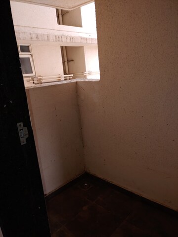 Room in 2 BHK Apartment at Puranik Abitante, Bavdhan – for Rent