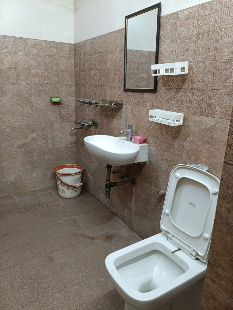 Bathroom, sector 31 3 Bedroom 2250 Sq.Ft. Builder Floor In Sector 31 Faridabad 9836312