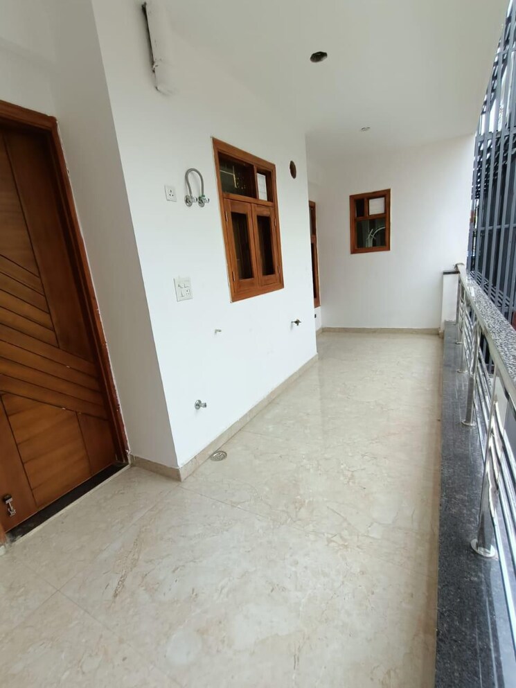 Balcony, sector 7 3 Bedroom 250 Sq.Yd. Builder Floor In Sector 7 Gurgaon 9836359