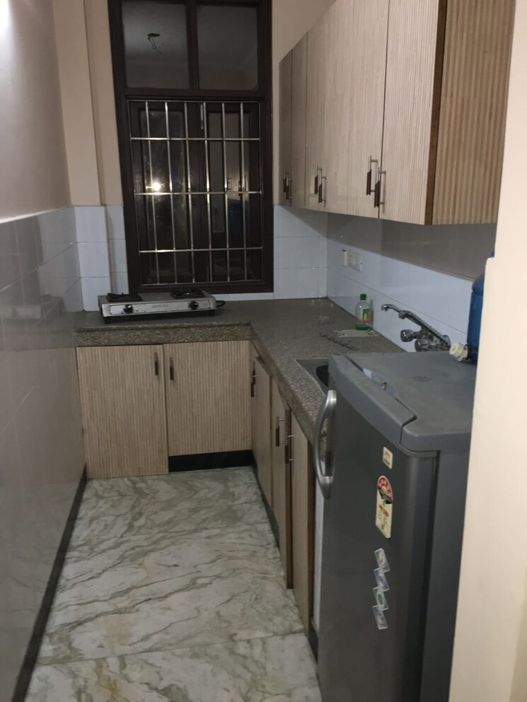 Kitchen, safdarjung enclave 1 Bedroom 300 Sq.Yd. Apartment In Safdarjung Enclave Delhi 9837018