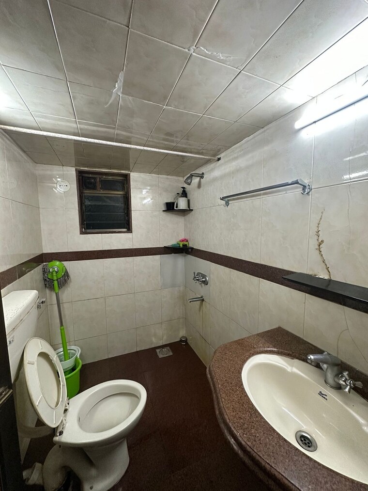 Bathroom, santacruz west 3 Bedroom 1100 Sq.Ft. Apartment In Santacruz West Mumbai 9838042