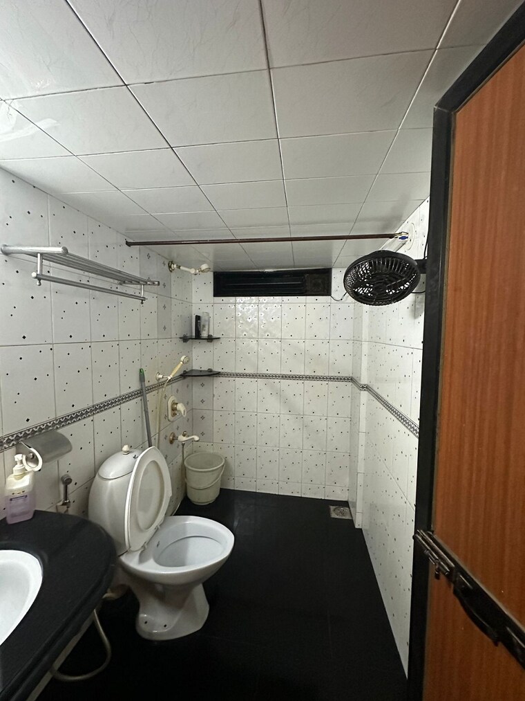 Bathroom, santacruz west 3 Bedroom 1100 Sq.Ft. Apartment In Santacruz West Mumbai 9838042