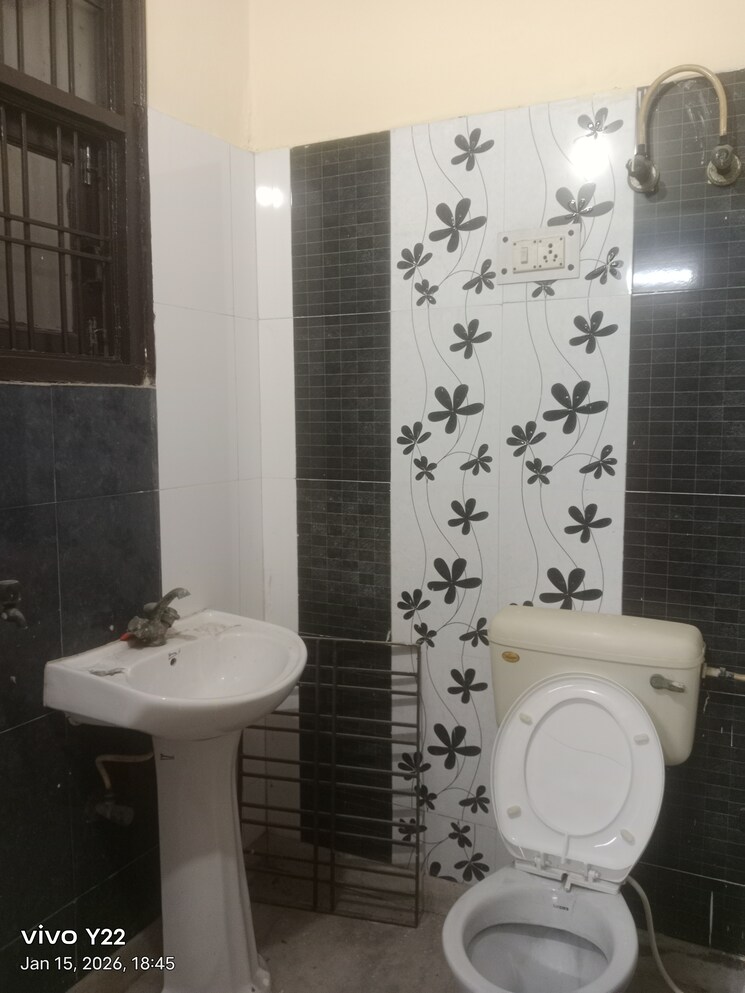 Bathroom, sector 35 3 Bedroom 1500 Sq.Ft. Builder Floor In Sector 35 Faridabad 9838080