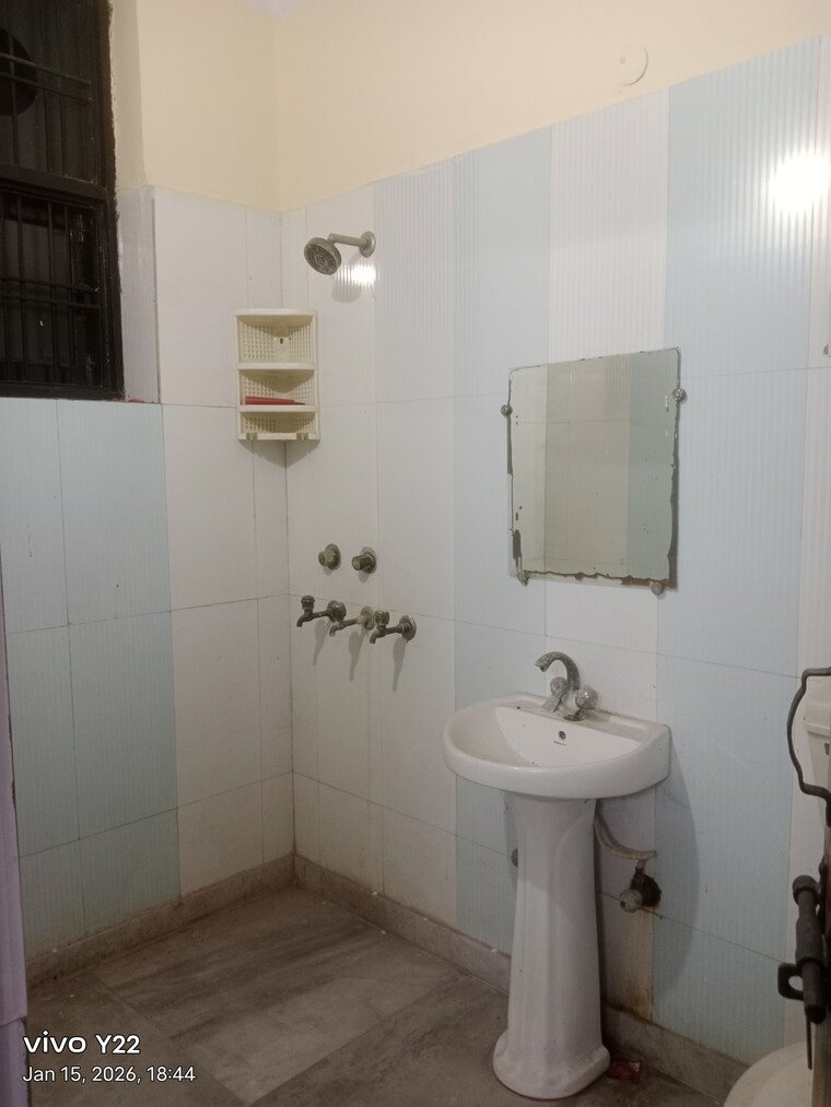 Bathroom, sector 35 3 Bedroom 1500 Sq.Ft. Builder Floor In Sector 35 Faridabad 9838080