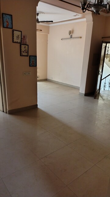 Furnished Amenities in 3 BHK Builder Floor at Mayfield Garden – for Rent