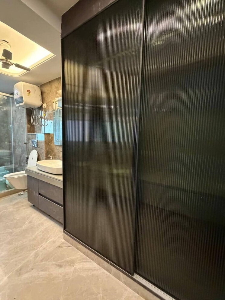 Bathroom, sector 7 3 Bedroom 250 Sq.Yd. Builder Floor In Sector 7 Gurgaon 9846810