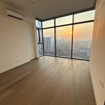 Room in 4 BHK Apartment at Piramal Mahalaxmi, Arthur rd – for Rent