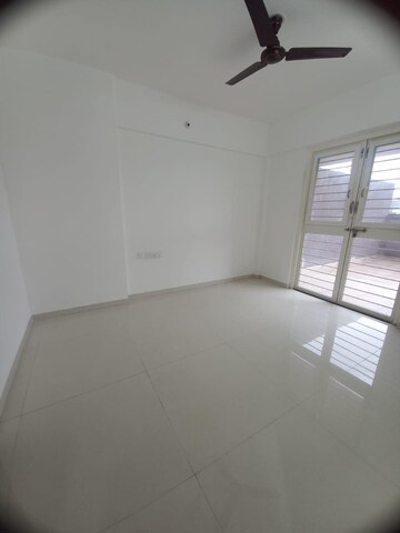 Room in 2 BHK Apartment at Kohinoor Zen Estate, Kharadi – for Rent