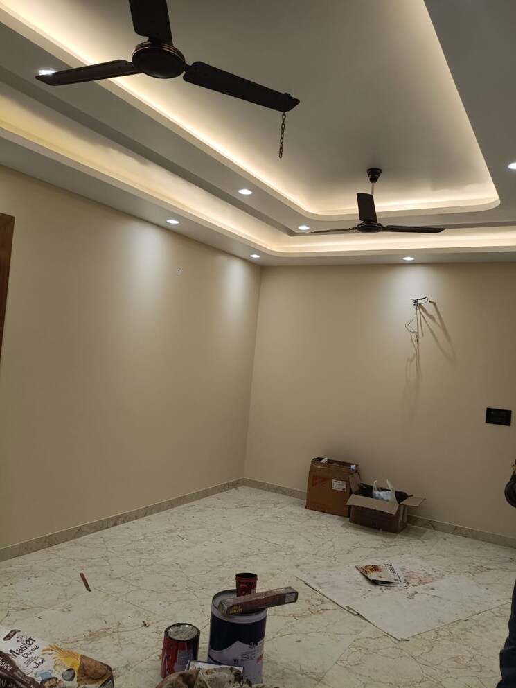 Room, super-mig 3 Bedroom 250 Sq.Mt. Builder Floor In Sector 105 Noida 9852068