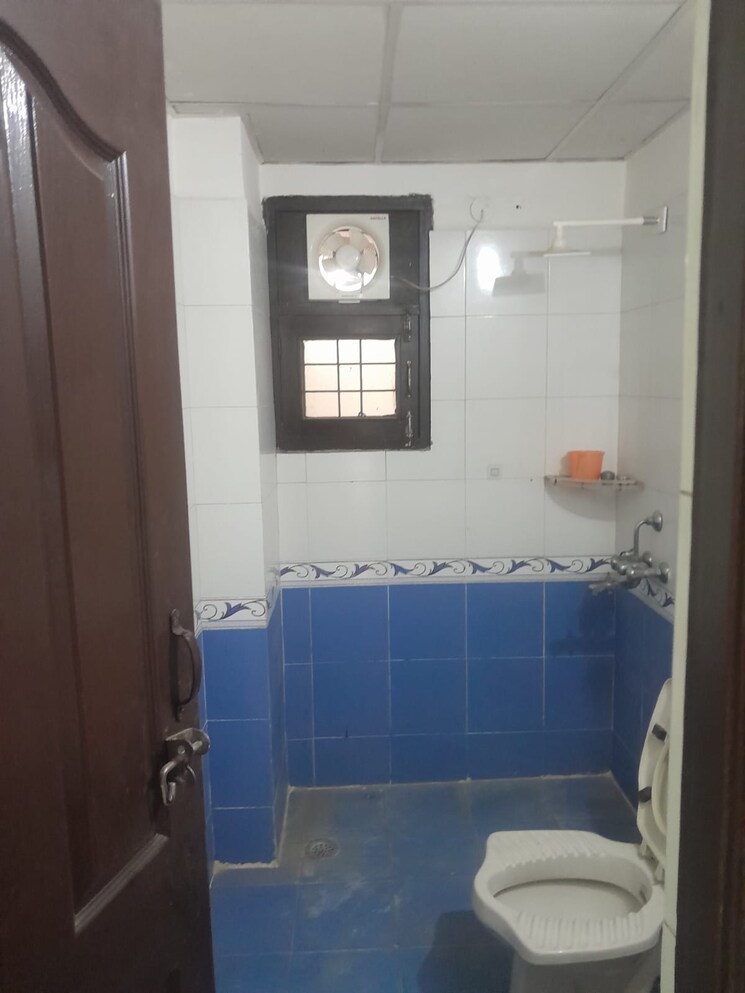 Bathroom, shri-balajee-residency 2.5 Bedroom 1000 Sq.Ft. Apartment In Ahinsa Khand 2 Ghaziabad 9852234