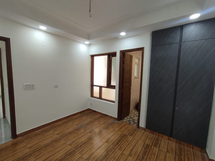 Room, anand vihar 3 Bedroom 1500 Sq.Ft. Builder Floor In Anand Vihar Delhi 9852422
