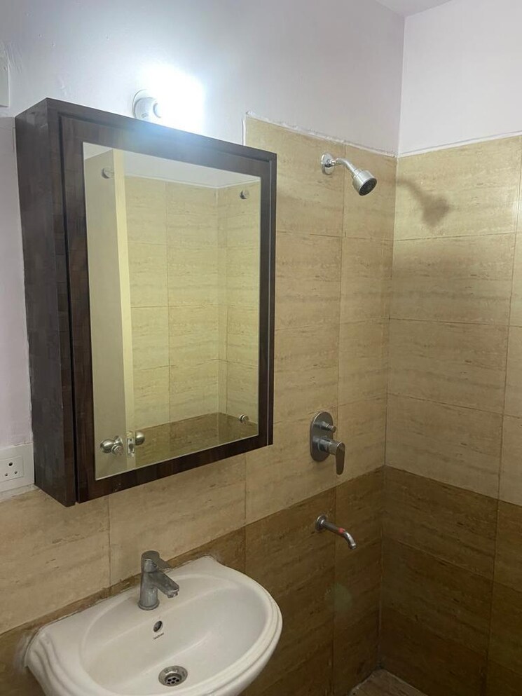 Bathroom, gaur-yamuna-city-16th-park-view 2 Bedroom 1115 Sq.Ft. Apartment In Gaur Yamuna City Greater Noida 9855209