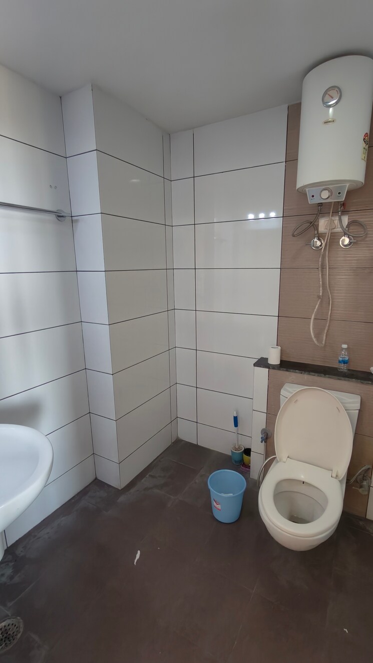 Bathroom, phullanwal 3 Bedroom 1800 Sq.Ft. Apartment In Phullanwal Ludhiana 9863684