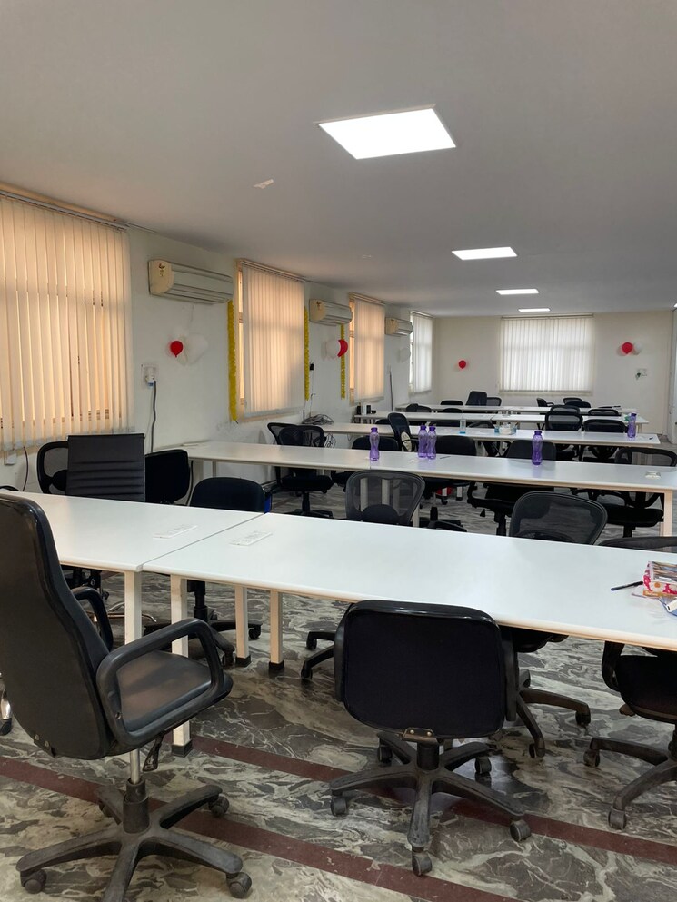 Team Area, klj-noida-one Commercial Office Space 1650 Sq.Ft. In Sector 62 Noida 9864262