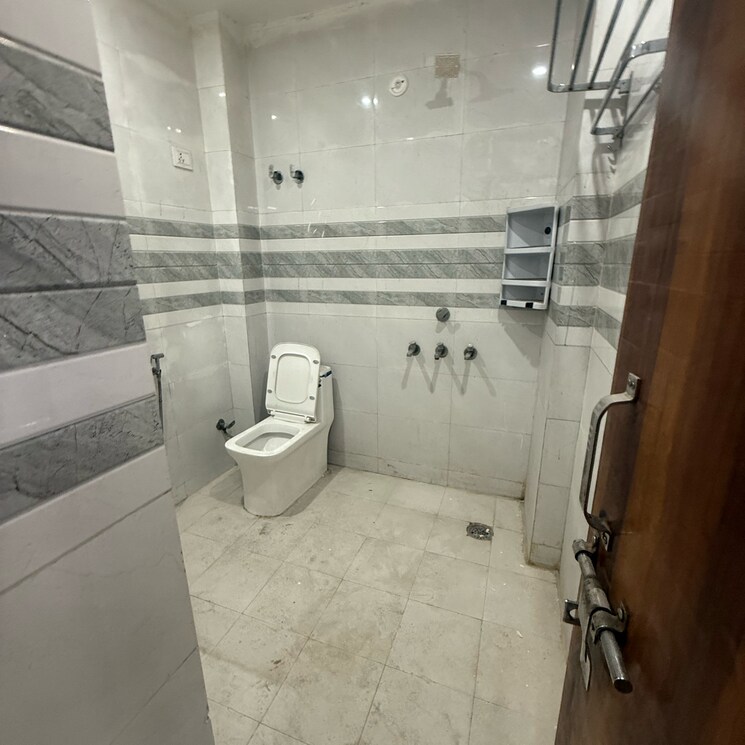 Bathroom, sector 63a 2.5 Bedroom 900 Sq.Ft. Builder Floor In Sector 63a Noida 9864291