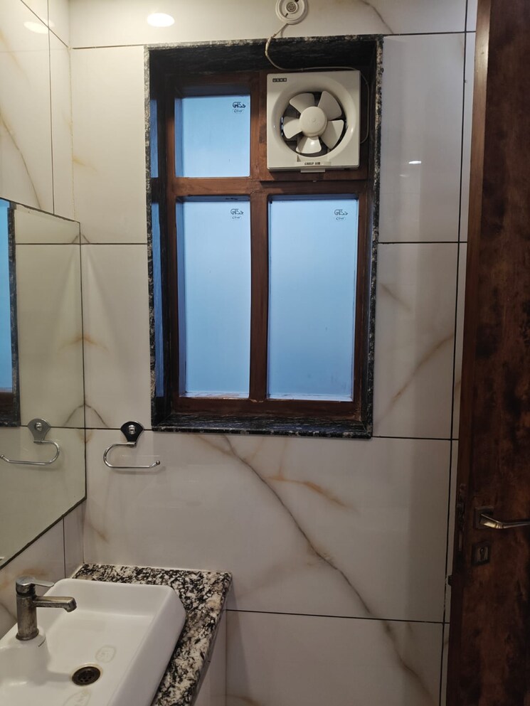Bathroom, sector 22 1 Bedroom 600 Sq.Ft. Independent House In Sector 22 Noida 9864994