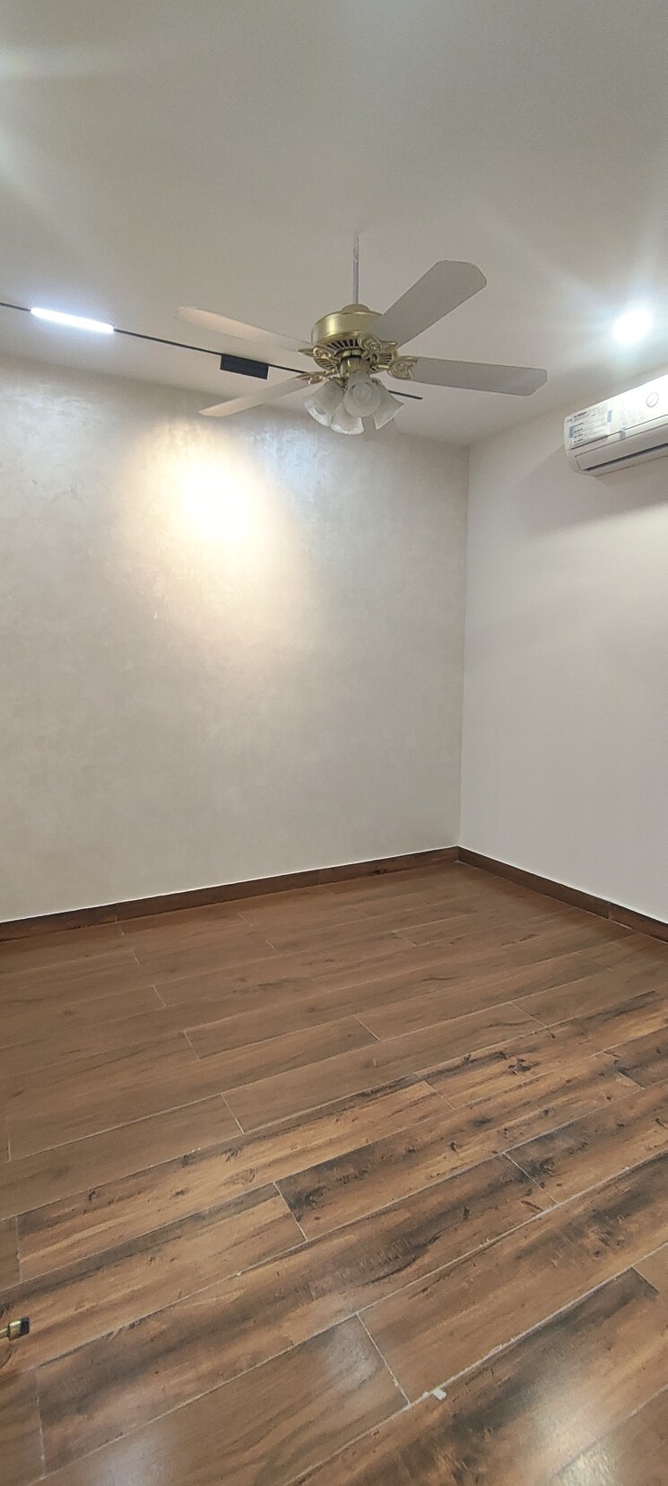 Room, emaar-marbella 3.5 Bedroom 267 Sq.Yd. Builder Floor In Sector 66 Gurgaon 9867584