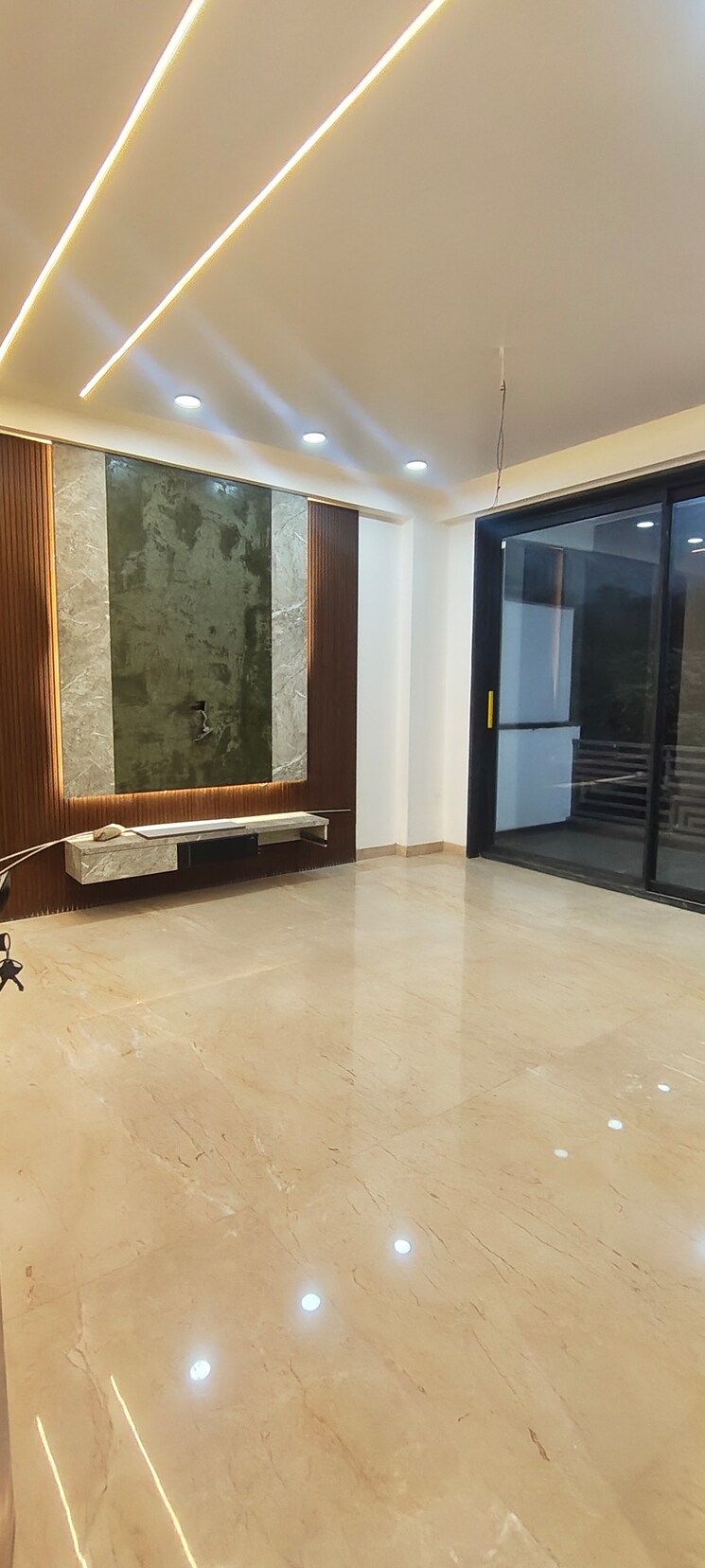 Room, emaar-mgf-emerald-hills 4 Bedroom 500 Sq.Yd. Builder Floor In Sector 65 Gurgaon 9868122