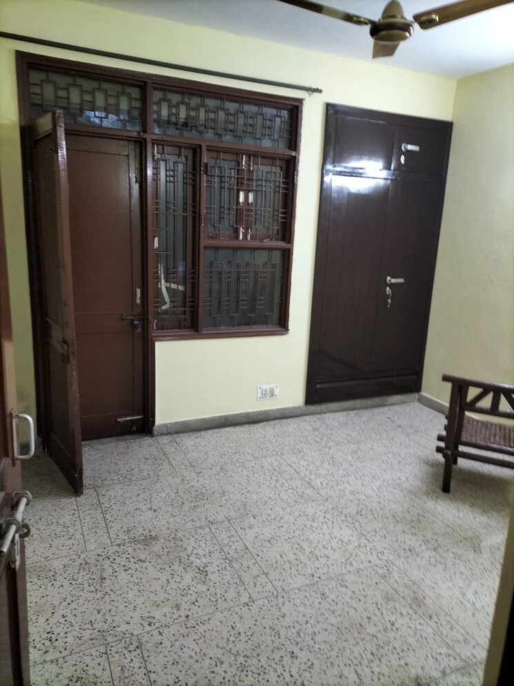 Room, dwarka 3 Bedroom 1600 Sq.Ft. Apartment In Dwarka Delhi 9869216
