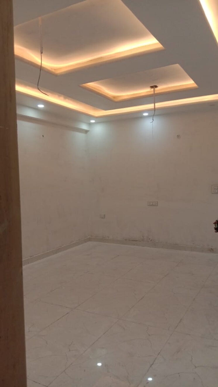 Room, avantika colony 3.5 Bedroom 240 Sq.Yd. Builder Floor In Avantika Colony Ghaziabad 9870096