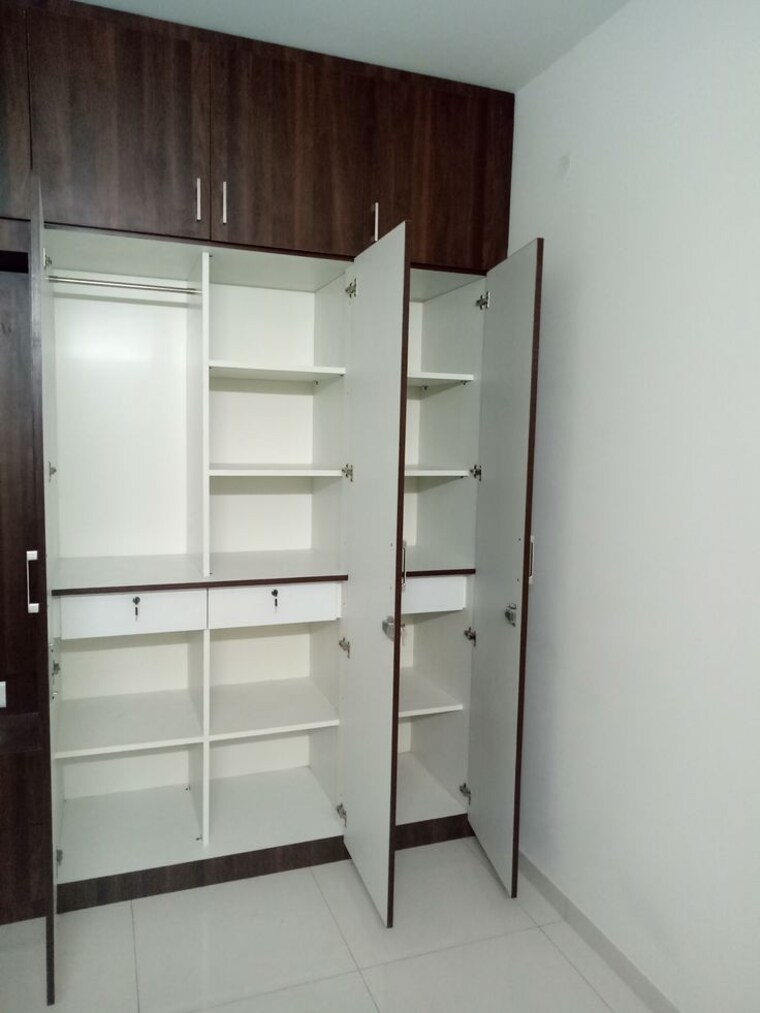 Room, vineet khand Pg For Girls In Vineet Khand 9883964