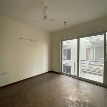 Room in 3 BHK Builder Floor at BPTP Amstoria, Sector 102 – for Rent