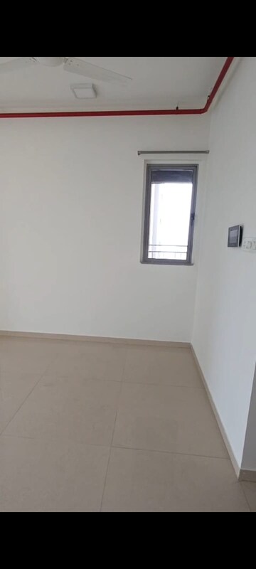 Room in 2 BHK Apartment at Kalpataru The Sunrise, Kolshet Road – for Rent