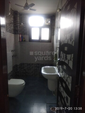 Bathroom in 2.5 BHK Apartment at Jagriti Enclave – for Rent