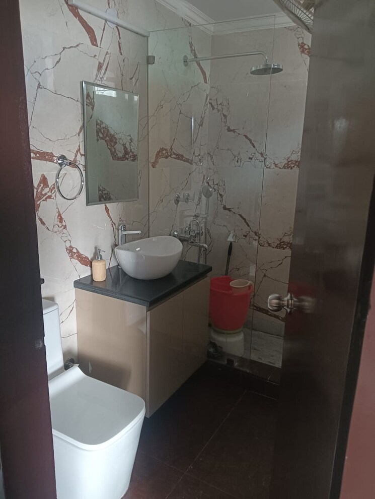 Bathroom, chittaranjan park 3 Bedroom 1200 Sq.Ft. Builder Floor In Chittaranjan Park Delhi 9895270
