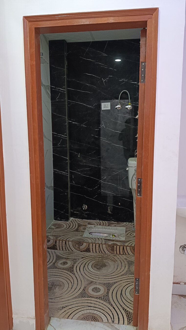 Bathroom, shalimar garden extension i 2 Bedroom 800 Sq.Ft. Builder Floor In Shalimar Garden Extension I Ghaziabad 9895337