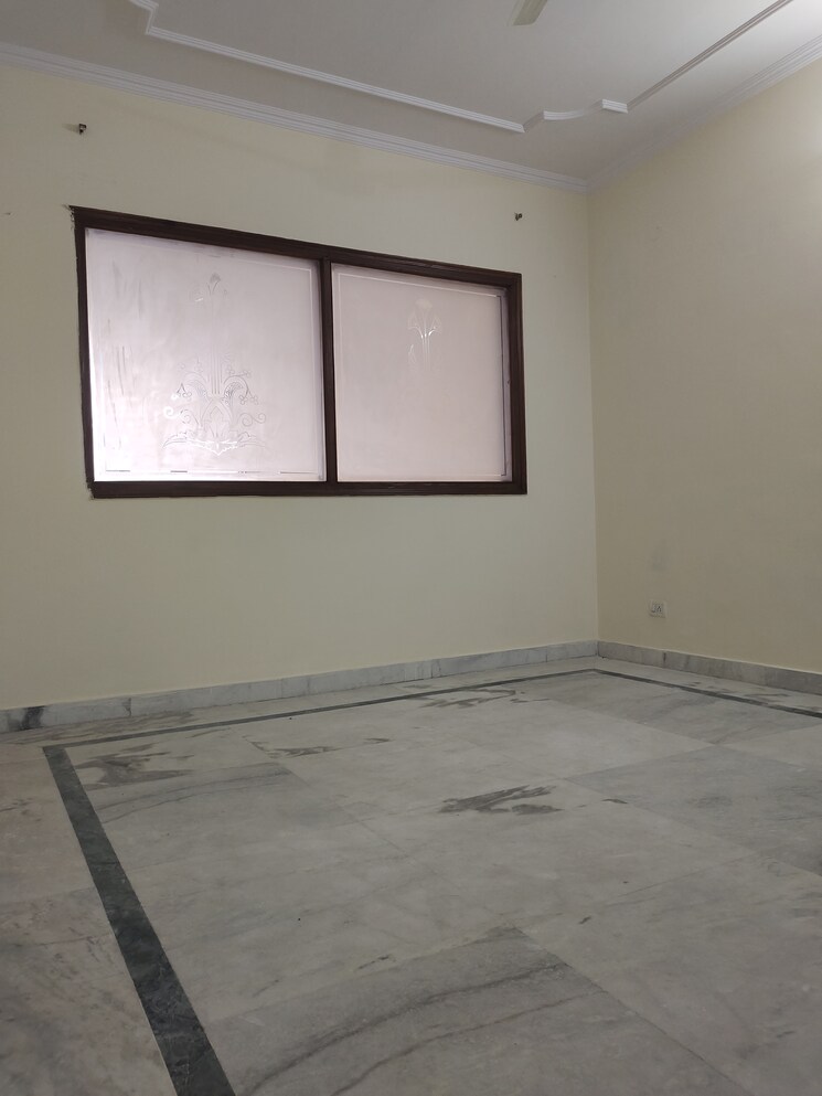 Room, greater kailash i 3 Bedroom 1800 Sq.Ft. Builder Floor In Greater Kailash I Delhi 9895640