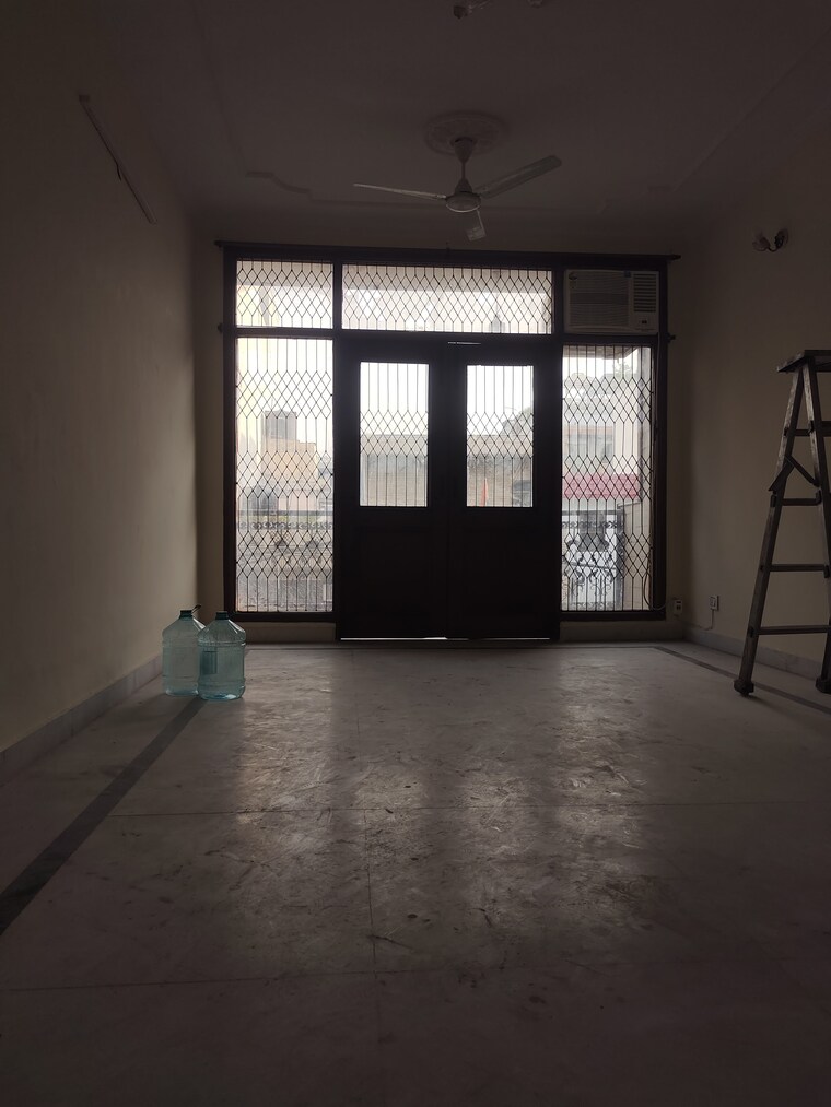 Room, greater kailash i 3 Bedroom 1800 Sq.Ft. Builder Floor In Greater Kailash I Delhi 9895640