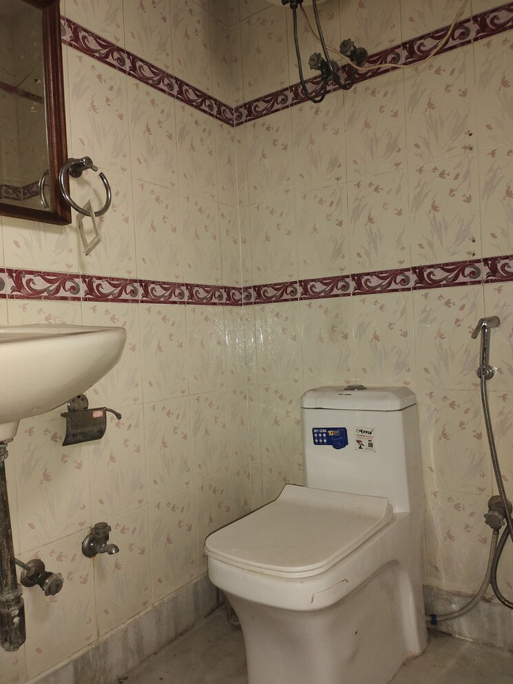 Bathroom, greater kailash i 3 Bedroom 1800 Sq.Ft. Builder Floor In Greater Kailash I Delhi 9895640