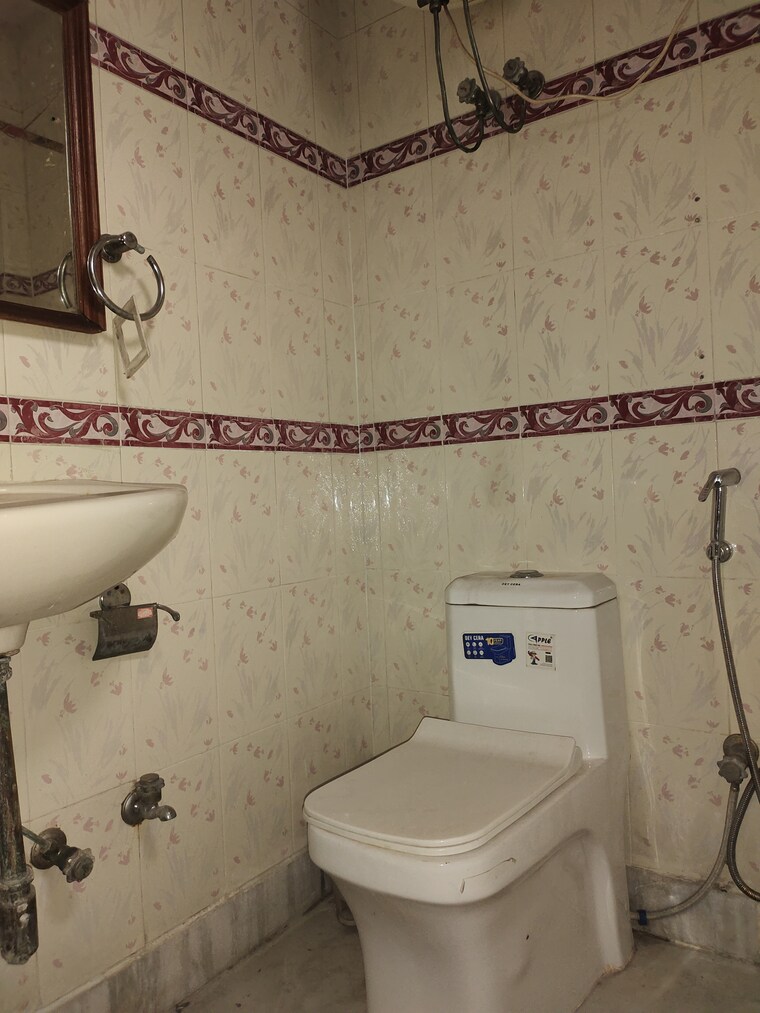 Bathroom, greater kailash i 3 Bedroom 1800 Sq.Ft. Builder Floor In Greater Kailash I Delhi 9895640