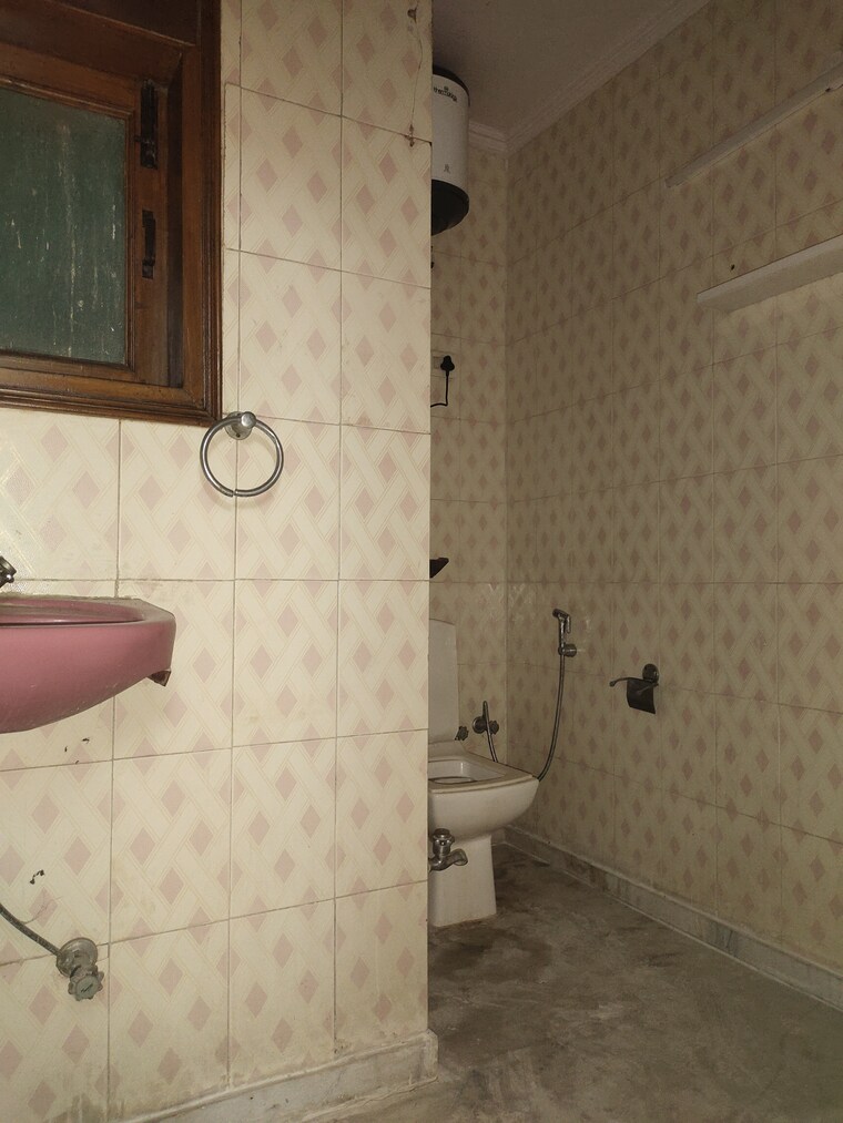 Bathroom, greater kailash i 3 Bedroom 1800 Sq.Ft. Builder Floor In Greater Kailash I Delhi 9895640