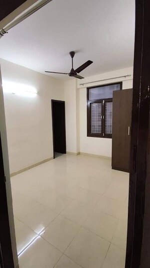 Room in 3 BHK Apartment at Tulip White, Sector 69 – for Rent
