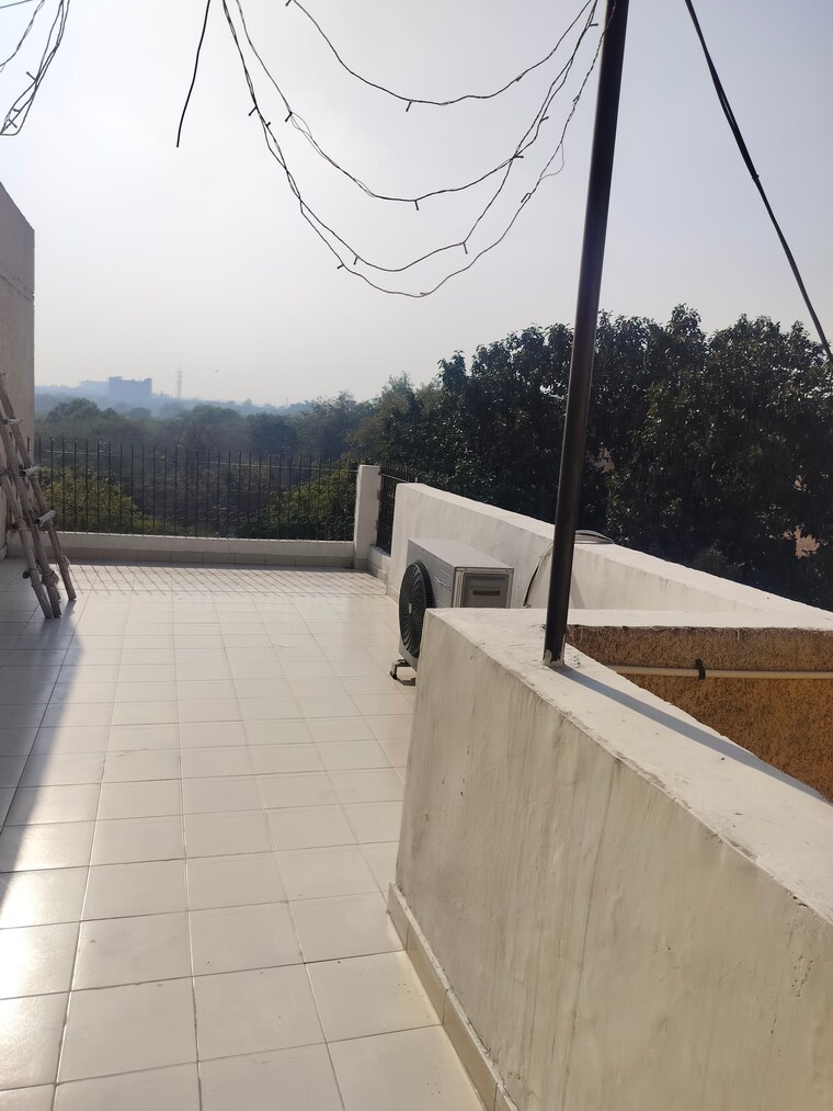 Terrace, sarita vihar 1 RK 400 Sq.Ft. Apartment In Sarita Vihar Delhi 9918895