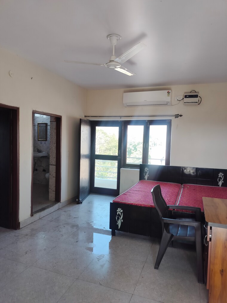 Room, sarita vihar 1 RK 400 Sq.Ft. Apartment In Sarita Vihar Delhi 9918895